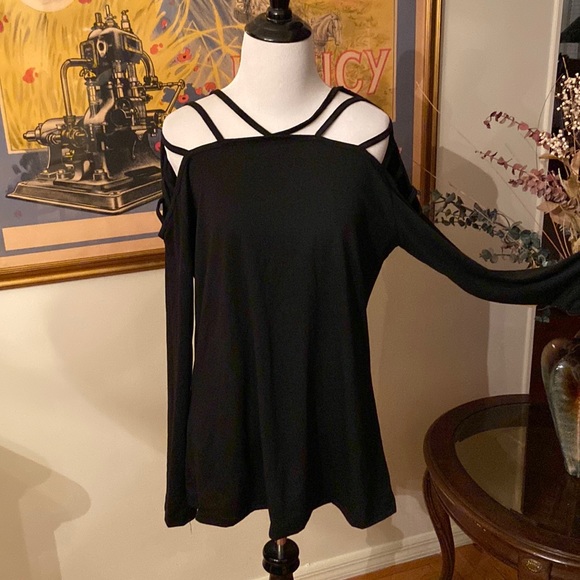 Tops - Black cold shoulder top.